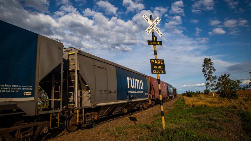 Rumo transporta mais grãos, adubo e celulose e vê lucro aumentar 65% no trimestre