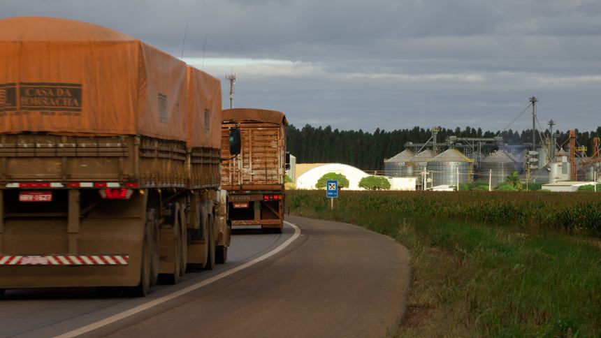 Frete dispara mais de 70% com janela de colheita estrangulada e logística insuficiente