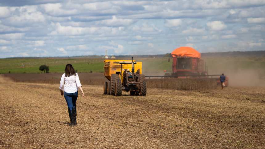 Com mais de 1,7 milhão de mulheres no comando, agro subestima poder feminino