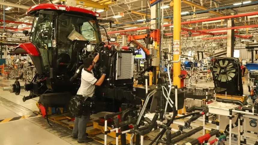 CNH rebaixa (ainda mais) previsões de vendas e suspende produção em Curitiba