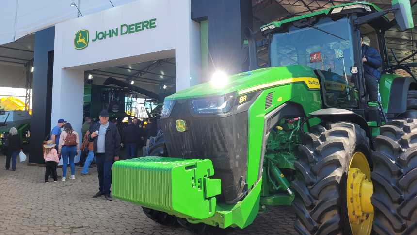 John Deere muda posições de comando e investe à espera de 