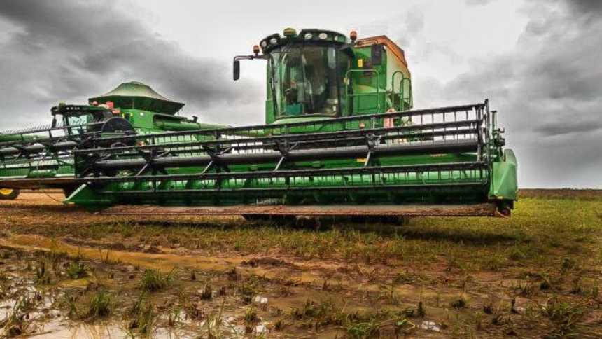 Alerta na safrinha: colheita de soja mais lenta da história traz riscos para milho e algodão