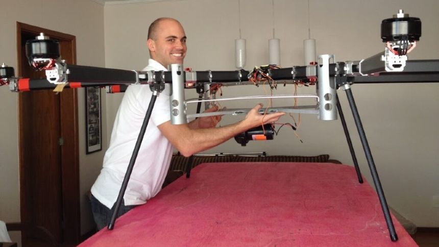 Ele já esteve num avião em chamas. Hoje, sobrevoa o agro com uma empresa de drones