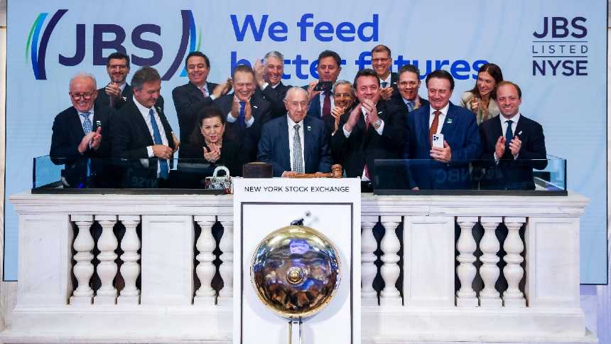 Bancos freiam empolgação da JBS após dupla listagem e projetam trimestre mais fraco para empresa