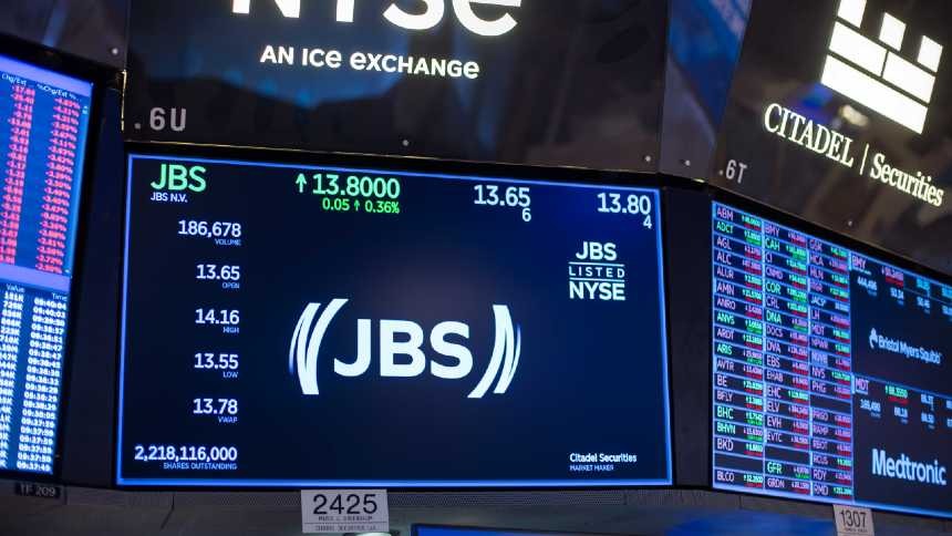 Lucro da JBS cai 16% no trimestre com pressão dos EUA, mas receita bate recorde
