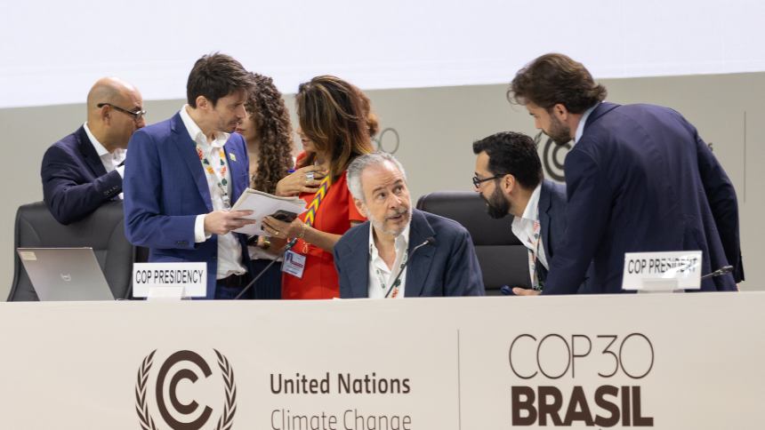 Com pontes "queimadas" após retomada das negociações, COP 30 vive impasse no seu final