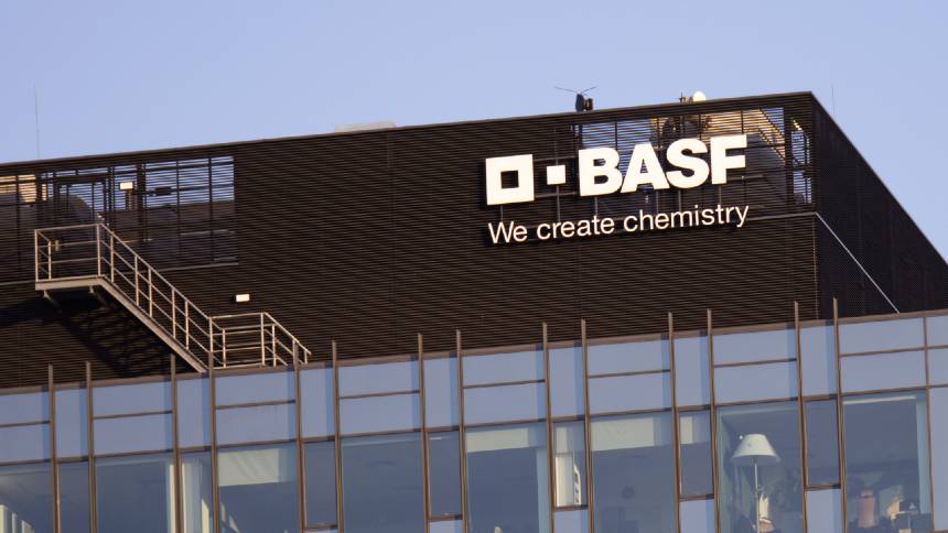 Basf não se ilude com lucro de 2025 e amplia meta de redução de custos