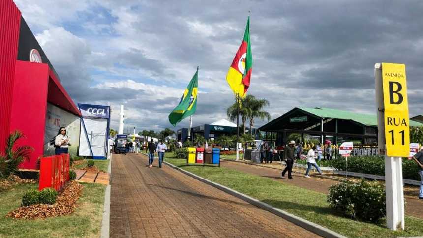 Primeiro dia da Expodireto Cotrijal tem chuva, protestos e esperança de dias melhores